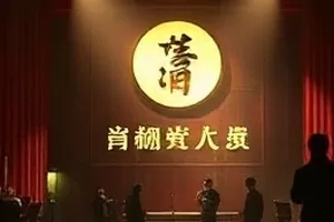 剧集《十二楼便利店》封面，深夜便利店明亮的玻璃门