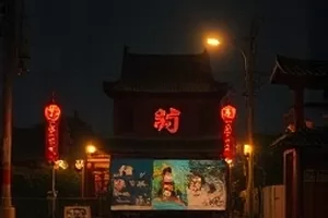动画《两只耳朵的旅行》封面，背着行囊的小动物走在乡间小路上