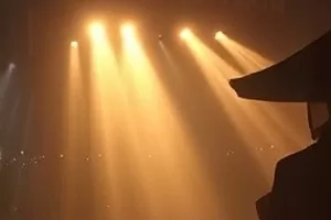 剧集《纸飞机路线图》封面，从窗口飞出的白色纸飞机